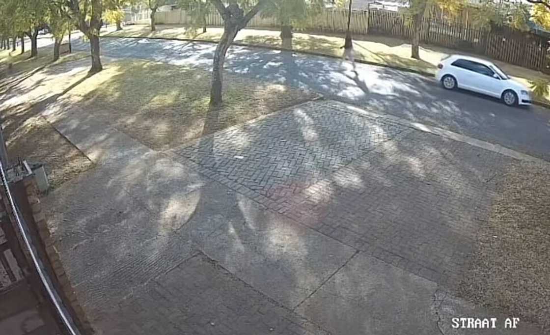 A female jogger was mugged on a suburban street in South Africa, sparking reactions online.