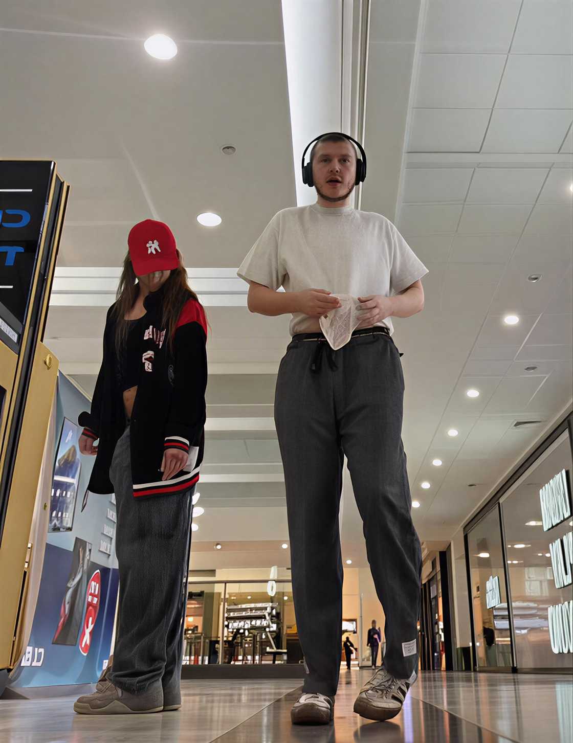 A man flaunted his incredible Amapiano dance moves. A man flaunted his incredible Amapiano dance moves.