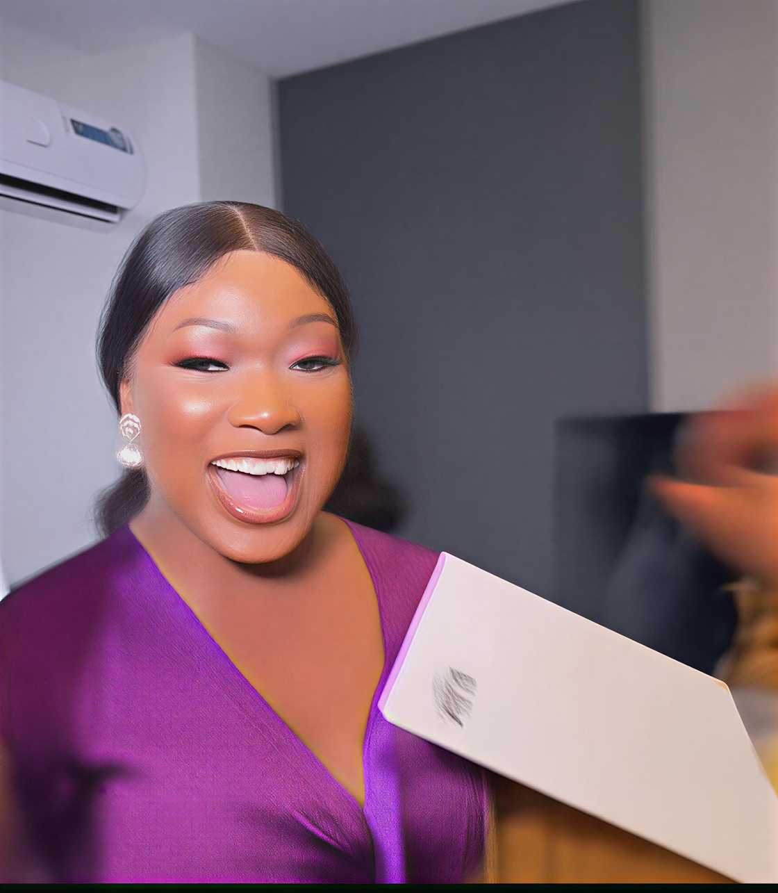 A bride shocked her bridal party with an unexpected gift: iPhone 17s, all captured in a TikTok video.