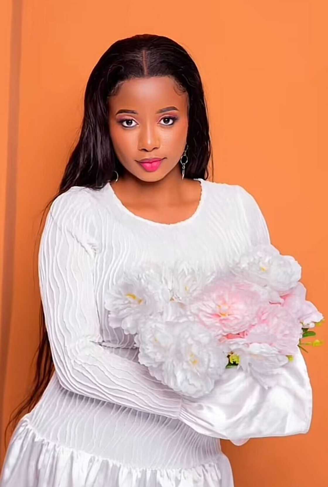 A South African lady left Mzansi talking after she rocked her bae's huge shoes. A South African lady left Mzansi talking after she rocked her bae's huge shoes.