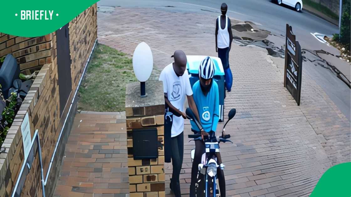 Suspects approached the delivery driver at the entrance and stole items from his bag before fleeing