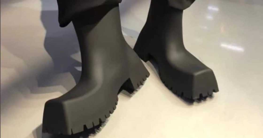 “Guess Who?”: Hilarious Shoes Have SA Trying to Decide Who They Belong to “Guess Who?”: Hilarious Shoes Have SA Trying to Decide Who They Belong to