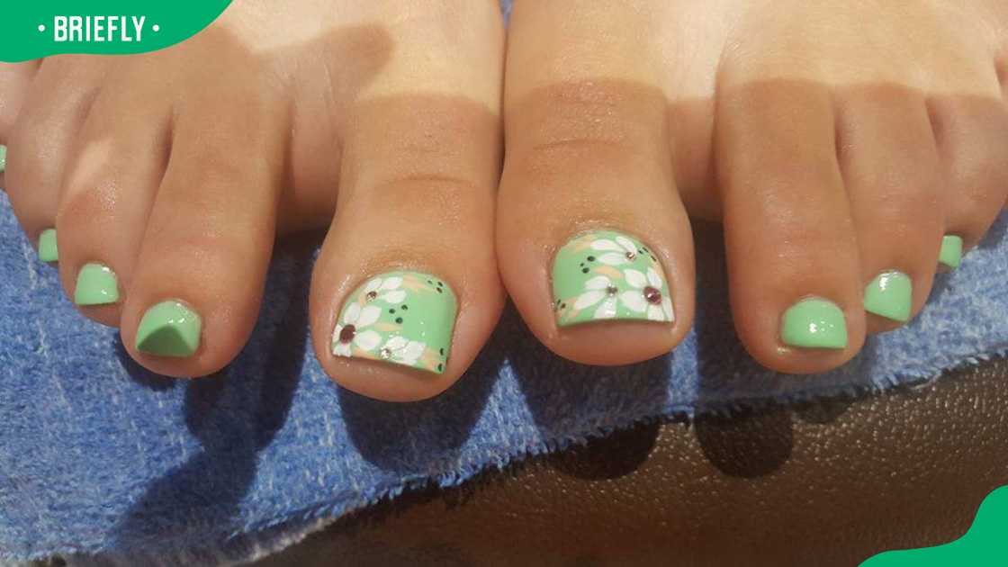 Mint green summer toenail