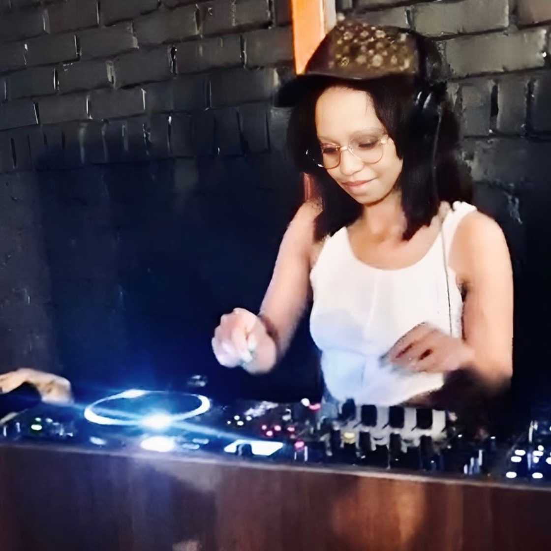 A mother told her daughter to love and respect her in-laws while giving her a speech A mother told her daughter to love and respect her in-laws while giving her a speech