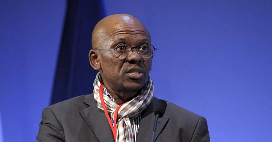 Mthunzi Mdwaba addressing congregants Mthunzi Mdwaba addressing congregants