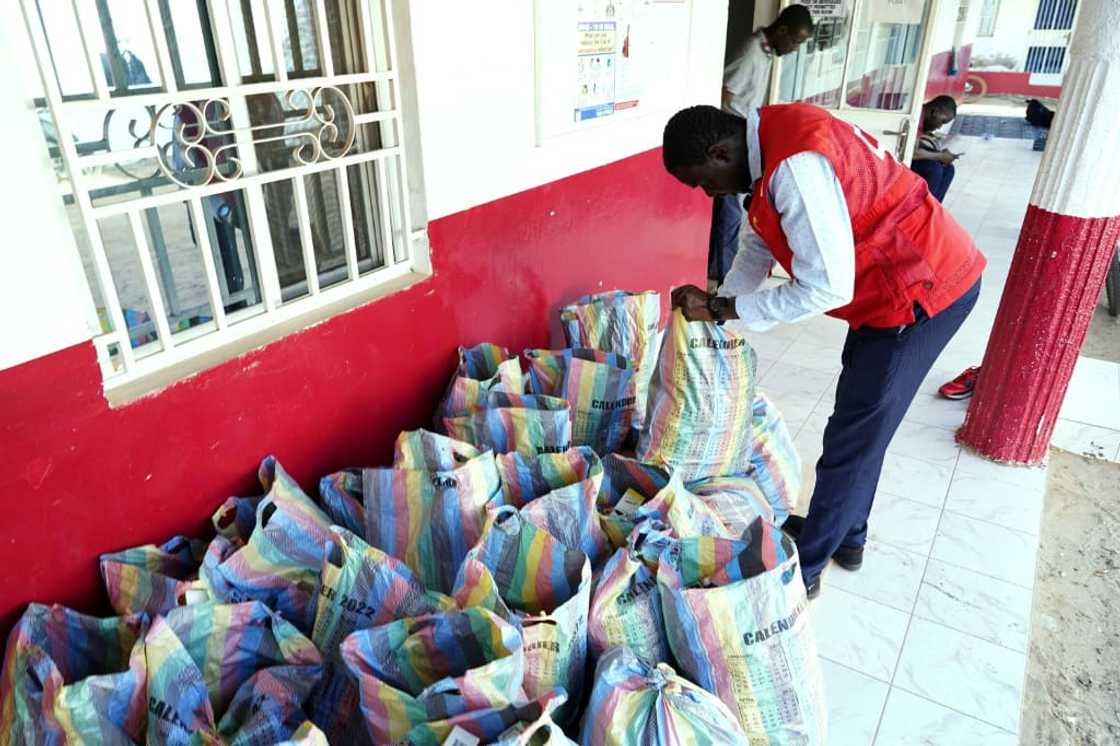 Gambian health authorities, after launching an investigation, have ordered a recall of all medicines containing paracetamol or promethazine syrup Gambian health authorities, after launching an investigation, have ordered a recall of all medicines containing paracetamol or promethazine syrup