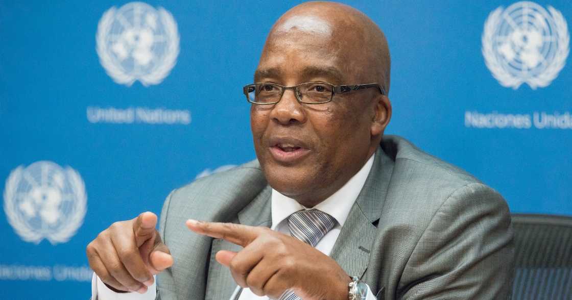 Aaron Motsoaledi, Beitbridge border, no crisis, between SA and Zim, social media claims Aaron Motsoaledi, Beitbridge border, no crisis, between SA and Zim, social media claims