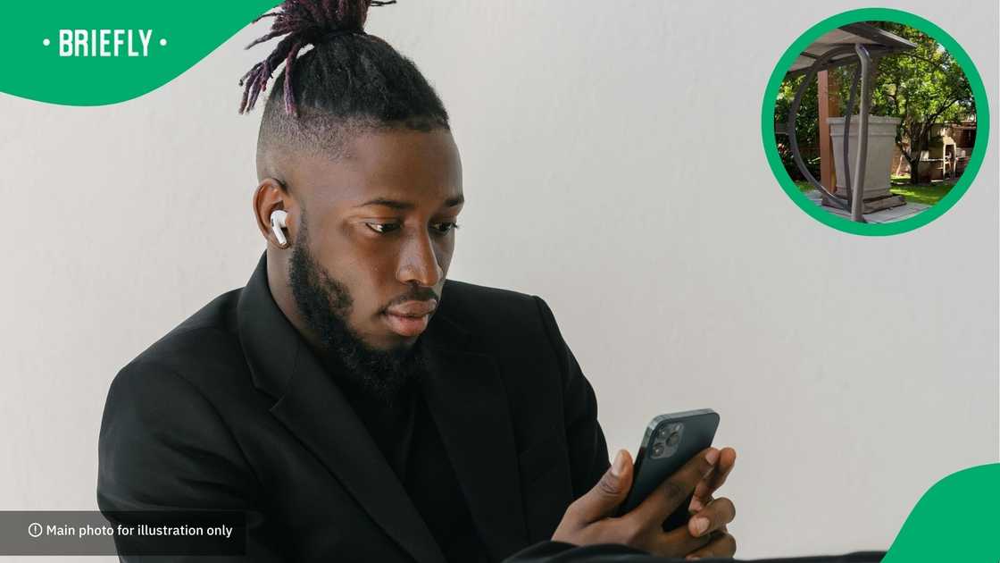 The reptile reached the height of the table and began lifting itself and sliding on its top