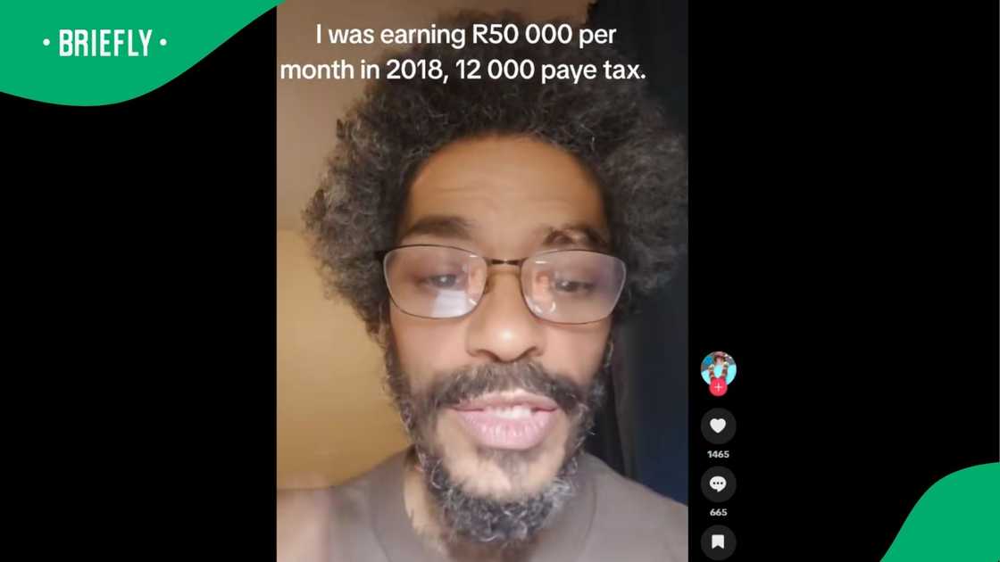 A man shared a video showing his living state.