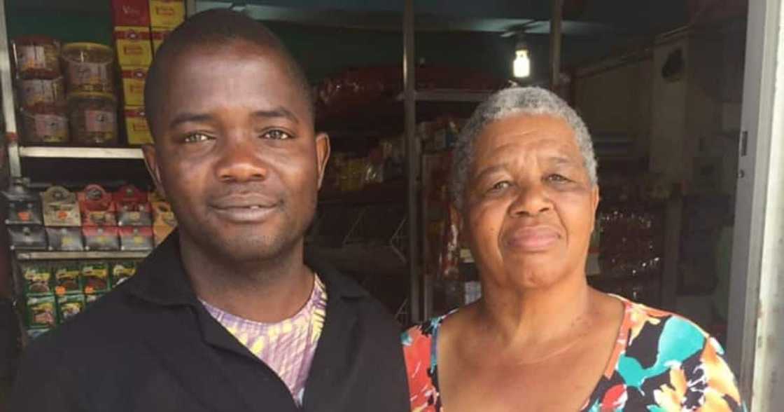Security guard, saves the day, returns gogo's lost wallet and cash Security guard, saves the day, returns gogo's lost wallet and cash