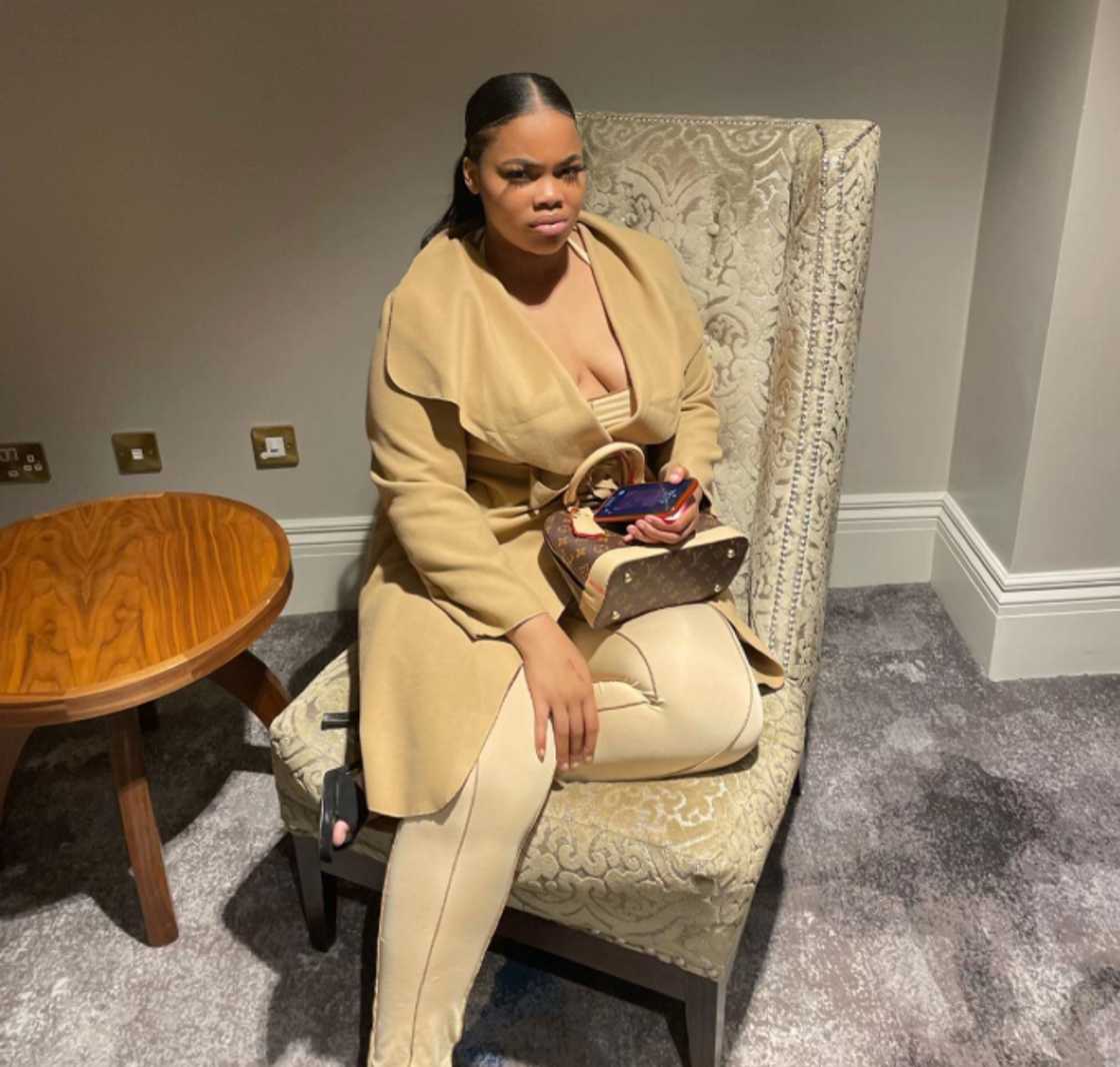 When the restaurant employee insisted that she pay for her meal, she got up and walked out When the restaurant employee insisted that she pay for her meal, she got up and walked out
