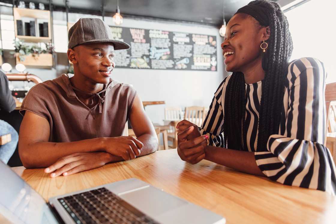 A man and woman were captured chatting at a South African restaurant