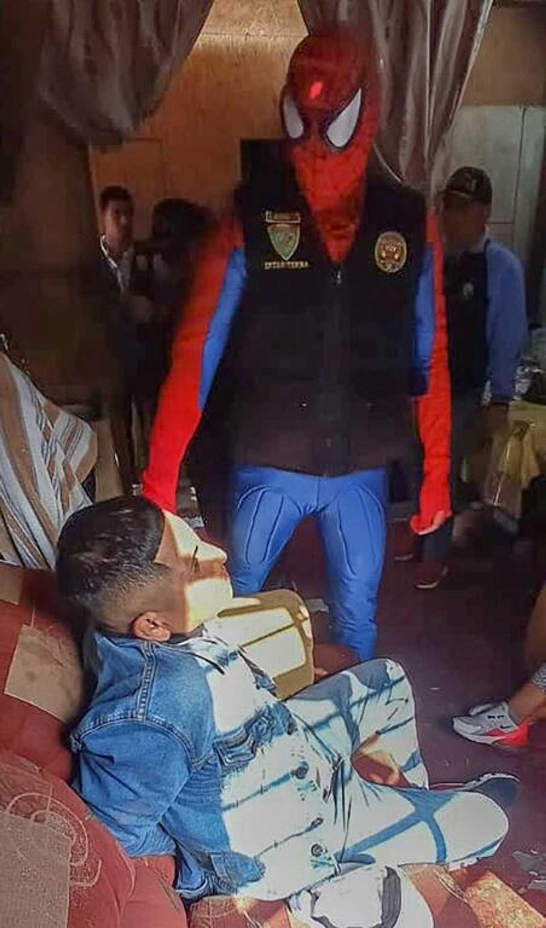 A Peruvian police 'Spiderman'