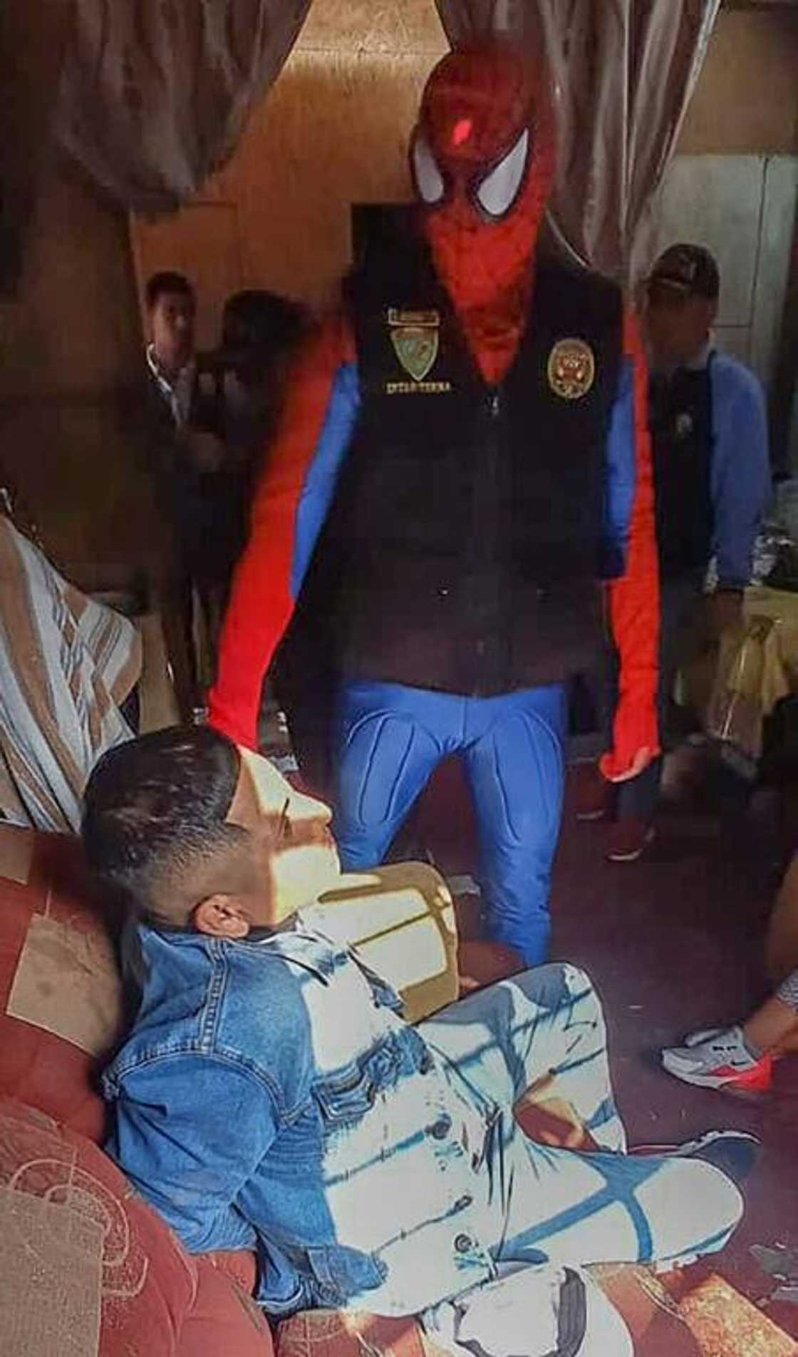 A Peruvian police 'Spiderman' A Peruvian police 'Spiderman'