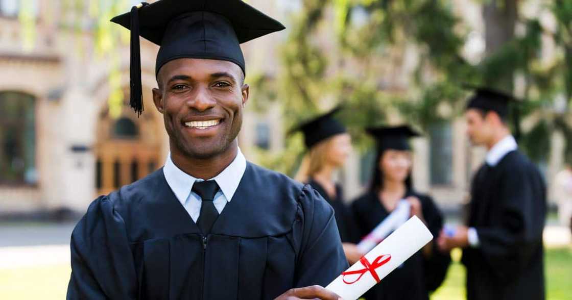 A 37-year-old South African security guard graduated and celebrated with his supportive colleagues A 37-year-old South African security guard graduated and celebrated with his supportive colleagues