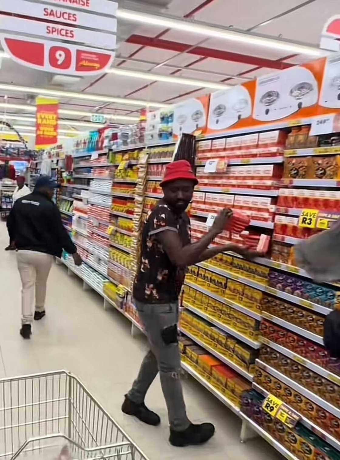A man was given a five-minute trolley dash that left South Africans in awe.