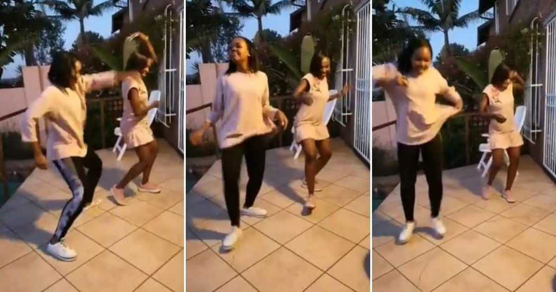 Mom and daughter dance together in video, SA confused: "Who is who?" Mom and daughter dance together in video, SA confused: "Who is who?"
