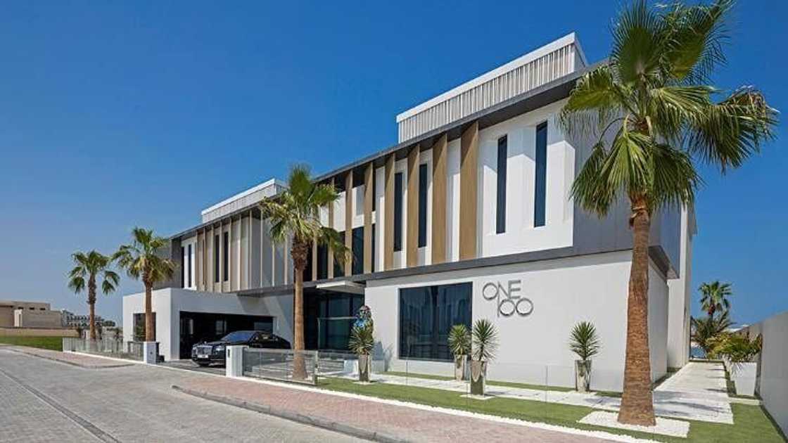 Inside The Dubai Mega-Mansion With A ‘Free’ Rolls-Royce And Ferrari That’s Up For Sale At £25million | Photos Inside The Dubai Mega-Mansion With A ‘Free’ Rolls-Royce And Ferrari That’s Up For Sale At £25million | Photos