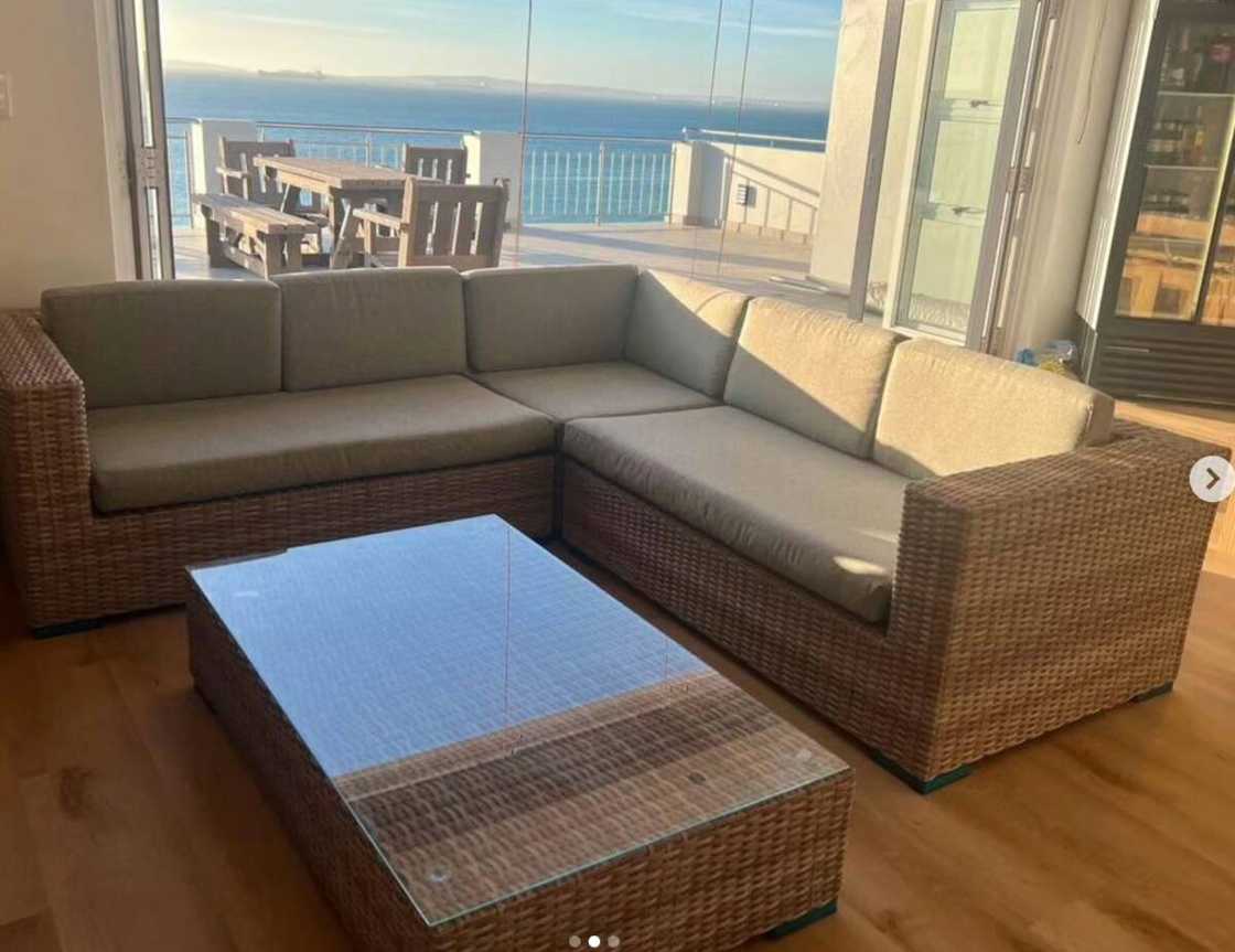 Eben Etzebeth's furniture and view Eben Etzebeth's furniture and view