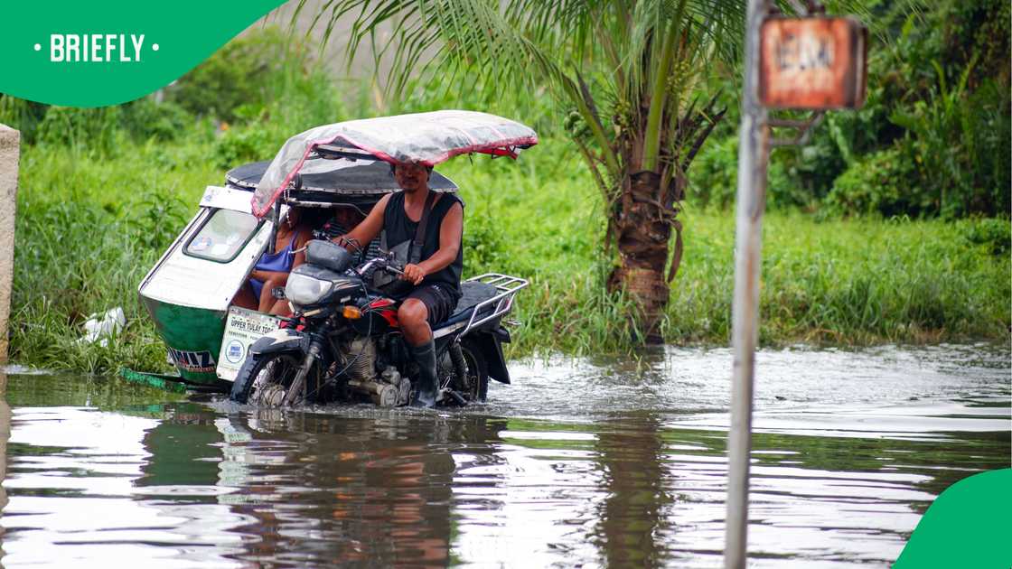 Philippine couple refuses to postpone wedding and says “I do” as floodwaters surround church Philippine couple refuses to postpone wedding and says “I do” as floodwaters surround church
