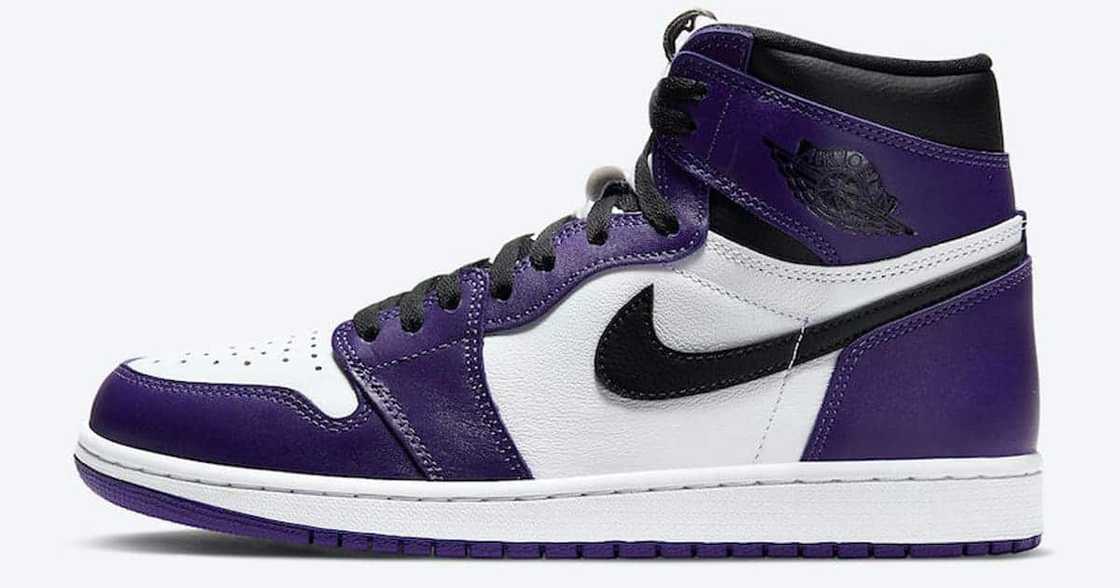 The teacher's sneakers had started to wear out. The teacher's sneakers had started to wear out.