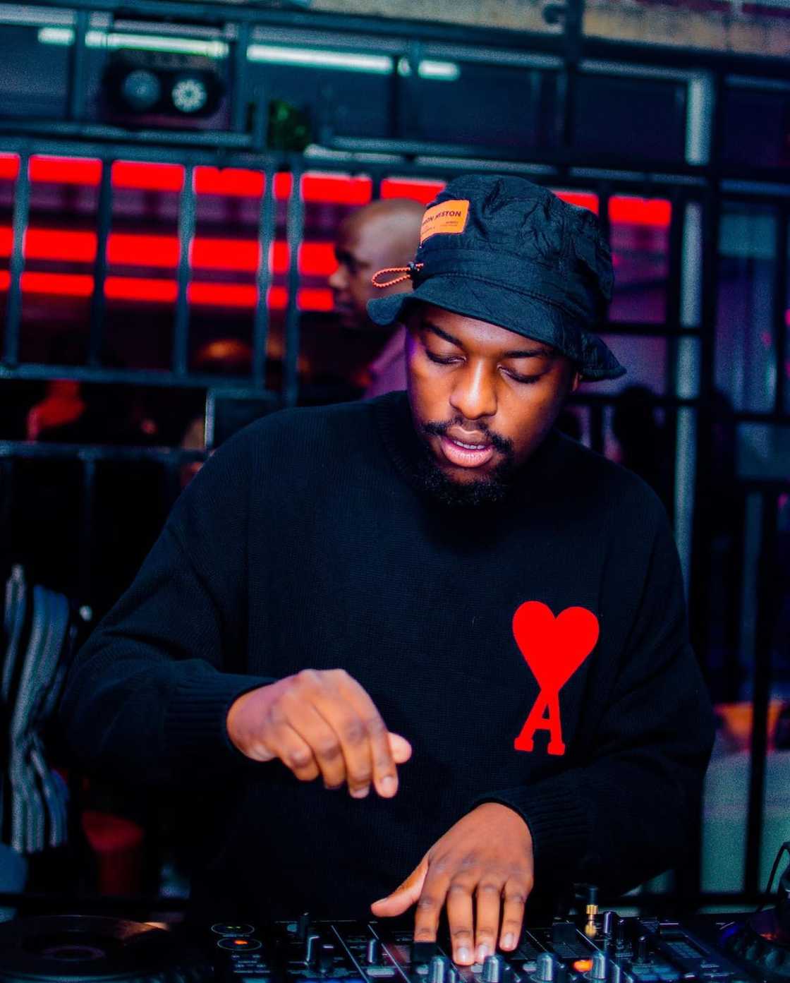 Is De Mthuda a singer? Is De Mthuda a singer?