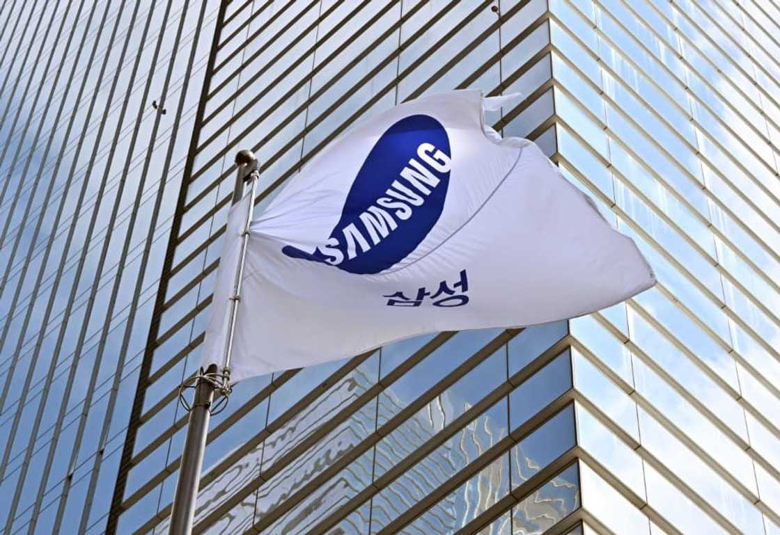 Samsung Electronics reported its first year-on-year decline in operating profit in three years on Thursday Samsung Electronics reported its first year-on-year decline in operating profit in three years on Thursday