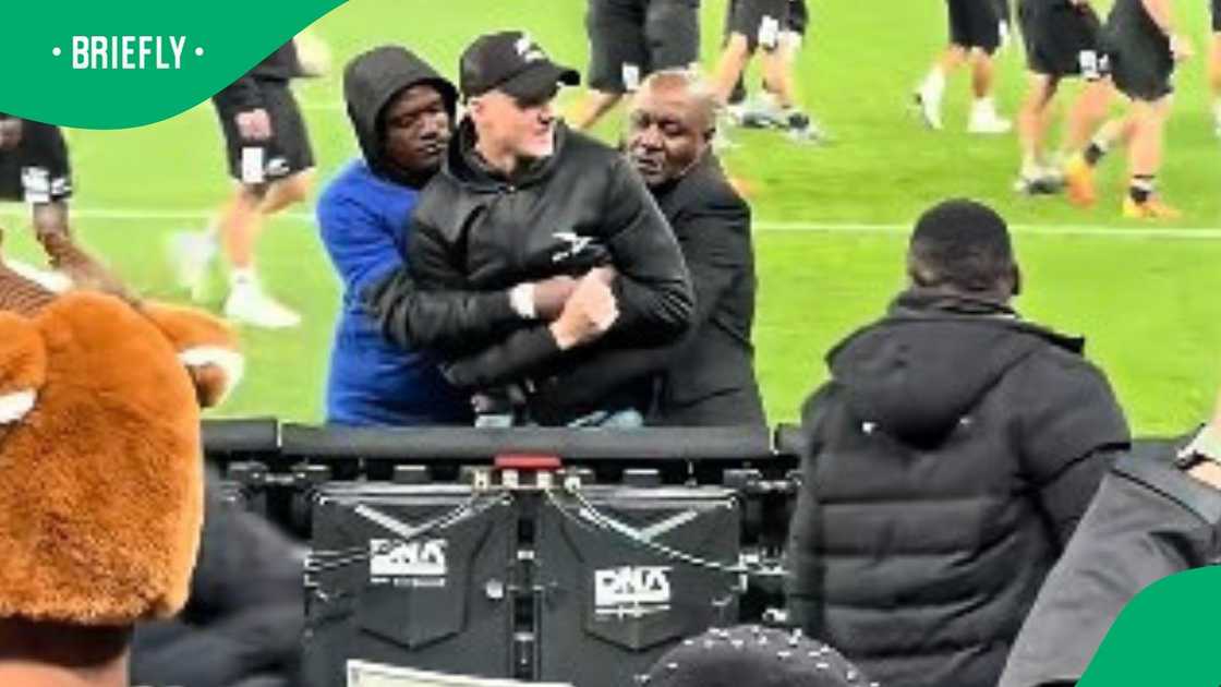 South African rugby fans invade rugby pitch at Springboks vs All Blacks game
