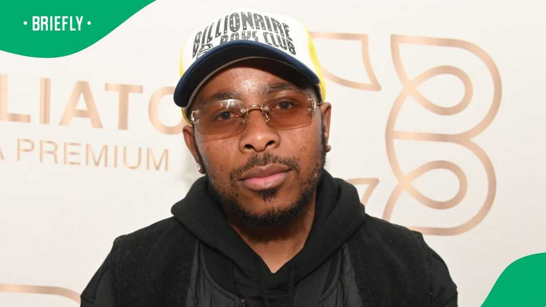 L-Tido advised men on how to eat a banana. L-Tido advised men on how to eat a banana.