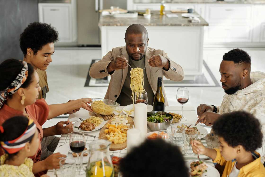 People admired the woman buying food from her family People admired the woman buying food from her family