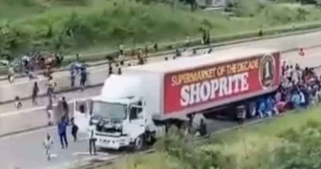 Shoprite truck looted, Durban, KZN, floods, gunshots, Durban metro police Shoprite truck looted, Durban, KZN, floods, gunshots, Durban metro police