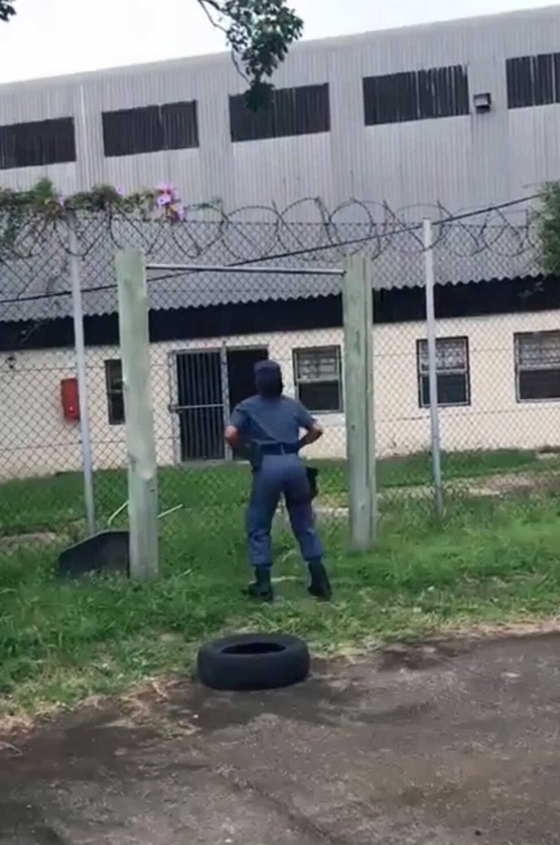 A South African female cop impressed Mzansi with her pull-up skills.