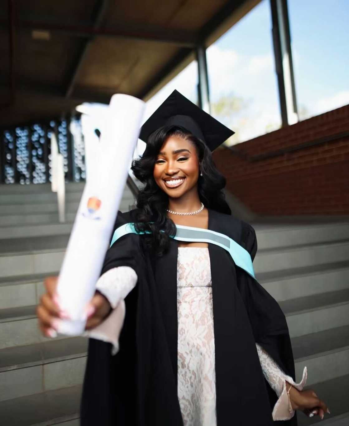 A young lady shared the challenges she faced and conquered on her way to graduation, which inspired South Africans. A young lady shared the challenges she faced and conquered on her way to graduation, which inspired South Africans.