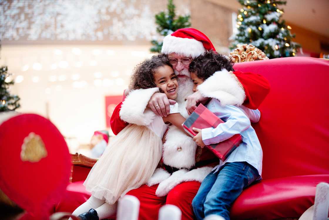 Men were like kids with Father Christmas Men were like kids with Father Christmas