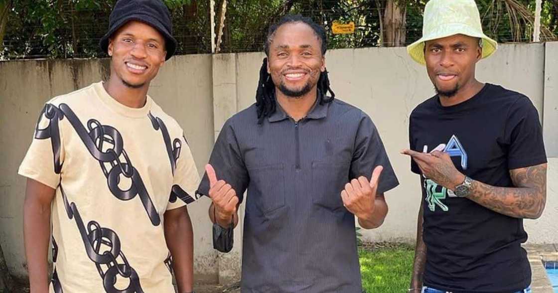 Siphiwe Tshabalala, Drops Pic, Chills, With Themba Zwane & Lorch