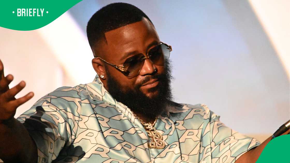 Cassper Nyovest got groped by his female fans Cassper Nyovest got groped by his female fans
