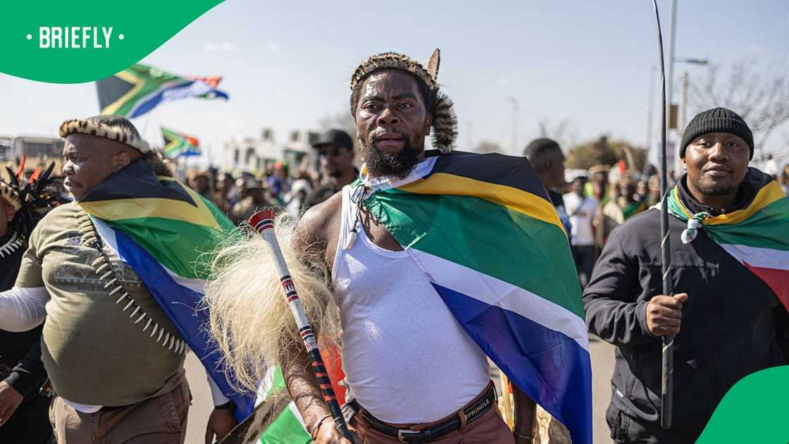 Anti-illegal immigration activist Phakelumthakathi reacted to a police officer saying "Abahambe" Anti-illegal immigration activist Phakelumthakathi reacted to a police officer saying "Abahambe"