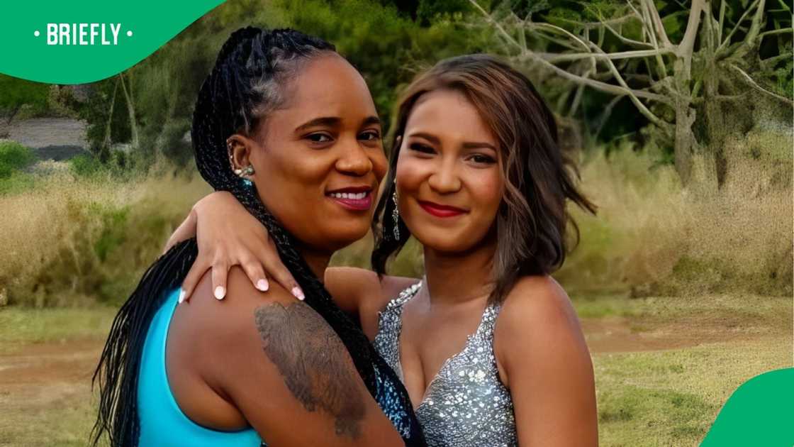 A South African woman showed her mother. A South African woman showed her mother.