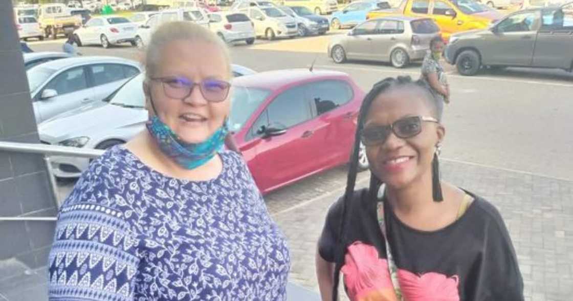 Good Samaritan helps woman recover R5 000 from ATM, she almost lost it all Good Samaritan helps woman recover R5 000 from ATM, she almost lost it all