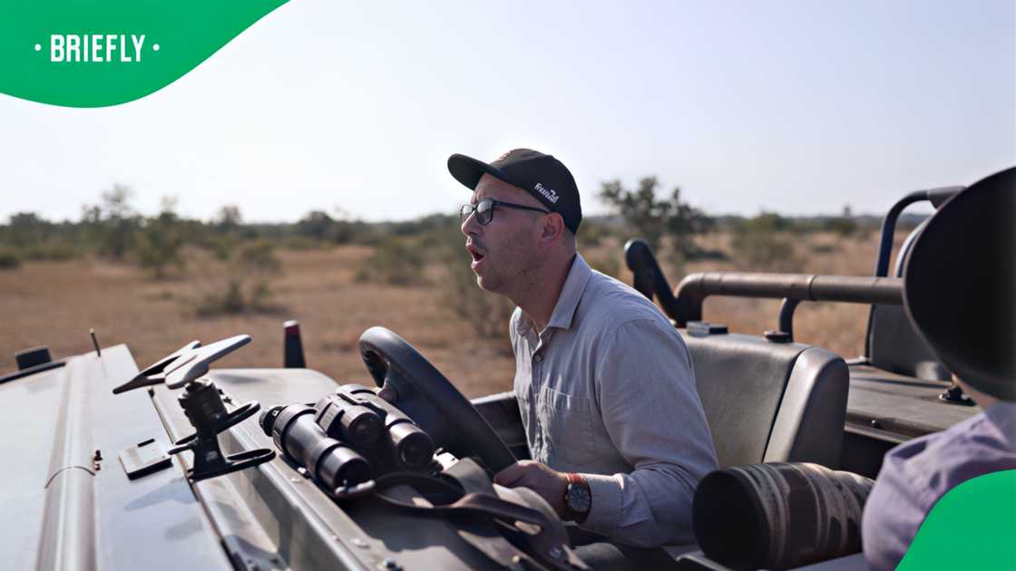SA photographer’s hilarious “Voetsek” response to charging rhino has Mzansi in stitches