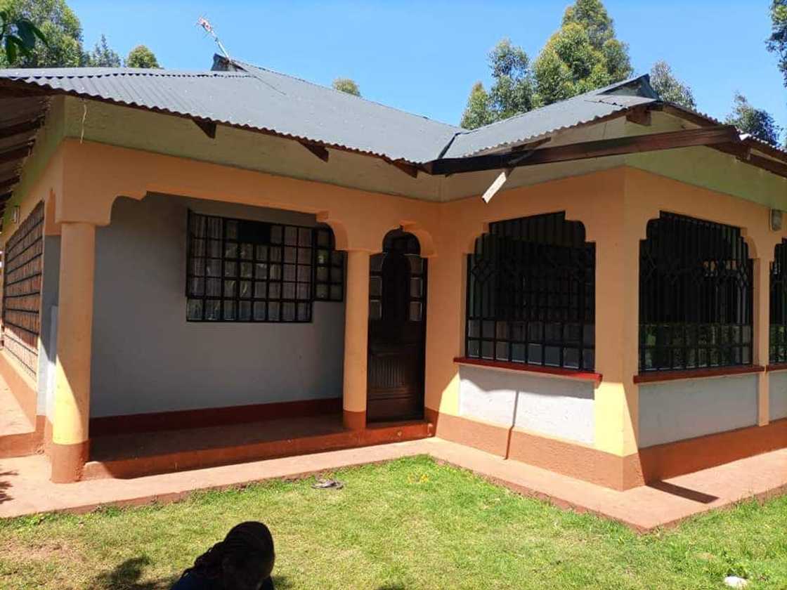 Woman who grew up in mud-walled house builds parents beautiful bungalow Woman who grew up in mud-walled house builds parents beautiful bungalow