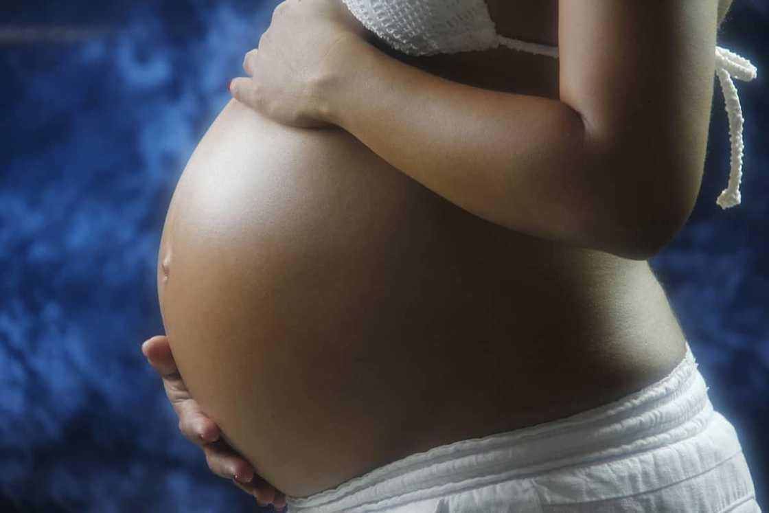 Happy mum gives birth to twins with different skin colour Happy mum gives birth to twins with different skin colour