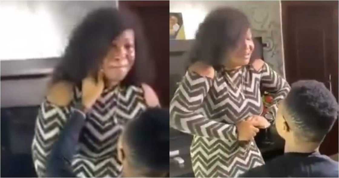 Pretty lady cries uncontrollably as her boyfriend proposes marriage to her (Video) Pretty lady cries uncontrollably as her boyfriend proposes marriage to her (Video)