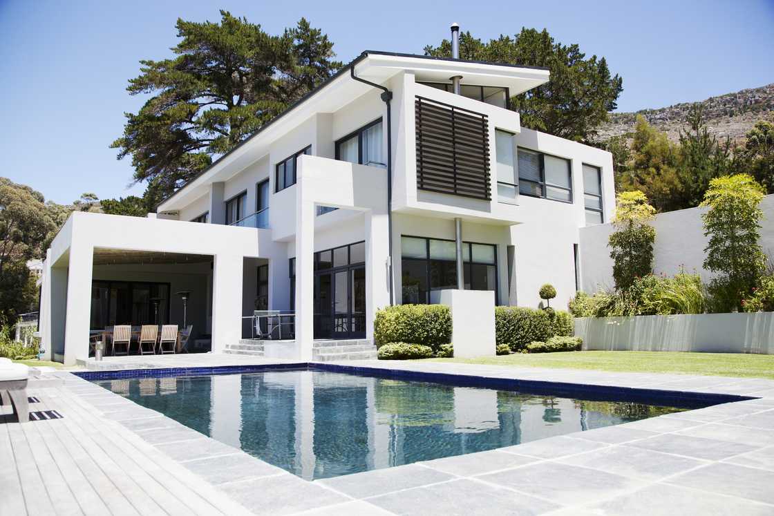 Zimbabwean rich kid arrived to her family mansion in South Africa Zimbabwean rich kid arrived to her family mansion in South Africa