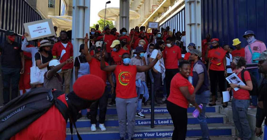 Johannesburg CBD grinds to a halt as EFF Student Command go on rampage Johannesburg CBD grinds to a halt as EFF Student Command go on rampage