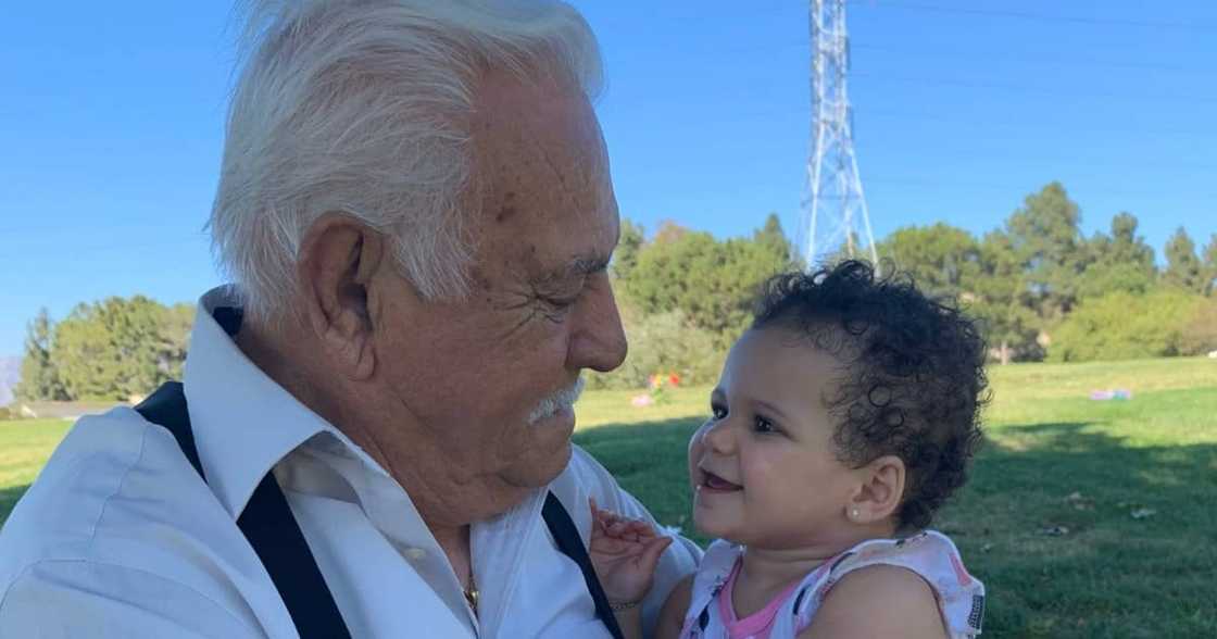 Lady stuns with identical photos of herself, daughter with her great-grandpa 20 years apart Lady stuns with identical photos of herself, daughter with her great-grandpa 20 years apart