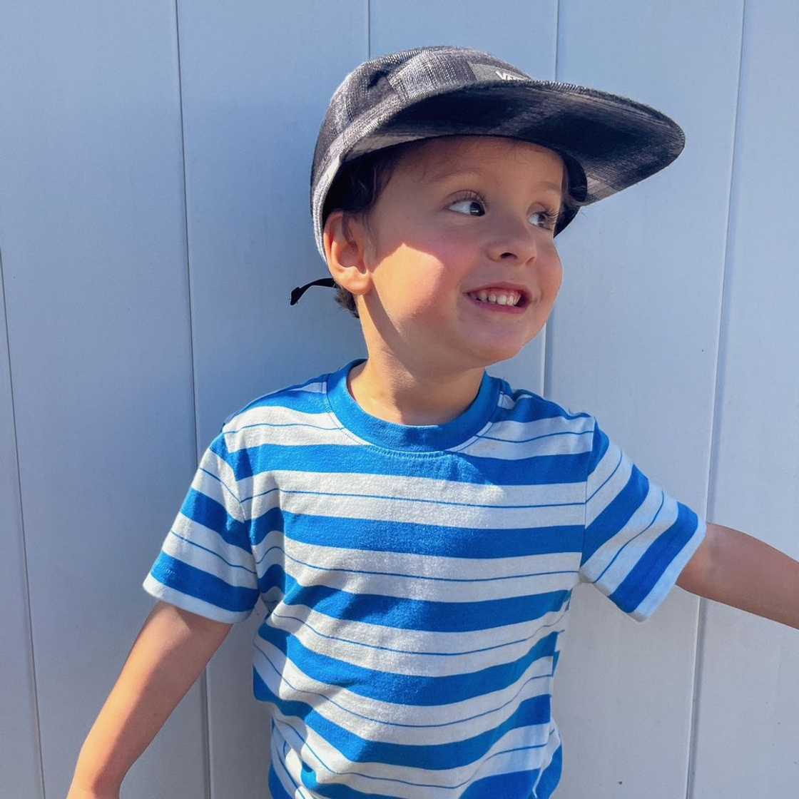 Social media users were touched after seeing a boy showing his mom another child like him in a wheelchair on a poster Social media users were touched after seeing a boy showing his mom another child like him in a wheelchair on a poster