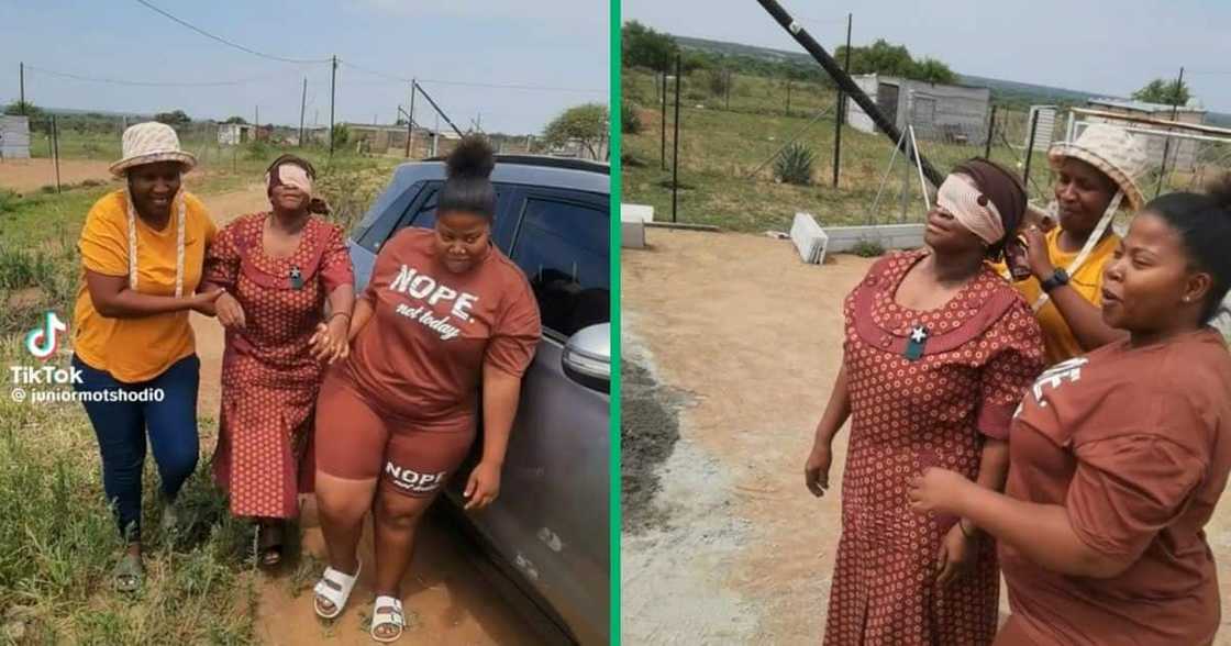 Two siblings surprised their mother Two siblings surprised their mother