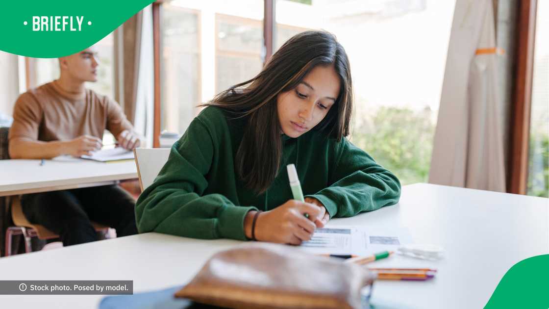 The young lady is a fellow student herself and shares what she gets up to in her studies. The young lady is a fellow student herself and shares what she gets up to in her studies.