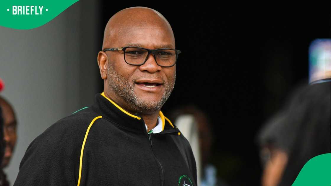 A Facebook post claimed to have a video of Nathi Mthethwa falling A Facebook post claimed to have a video of Nathi Mthethwa falling